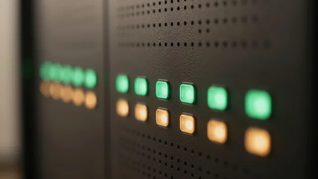Metal panel ardında yeşil ve turuncu durum ışıkları
